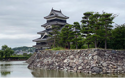 国宝松本城のアオコ対策