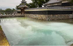 国宝松本城のアオコ対策